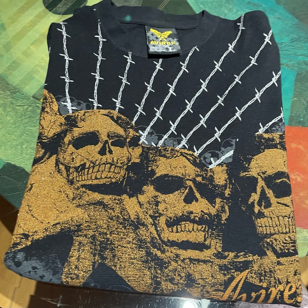 Beautiful Avirex legendary men top with golden shiny pictures of sculls